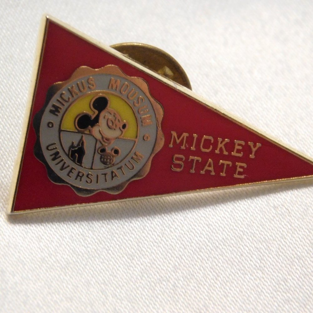 Disney MICKEY STATE MICKUS MOUSUM UNIVERSITATUM Trading Pin